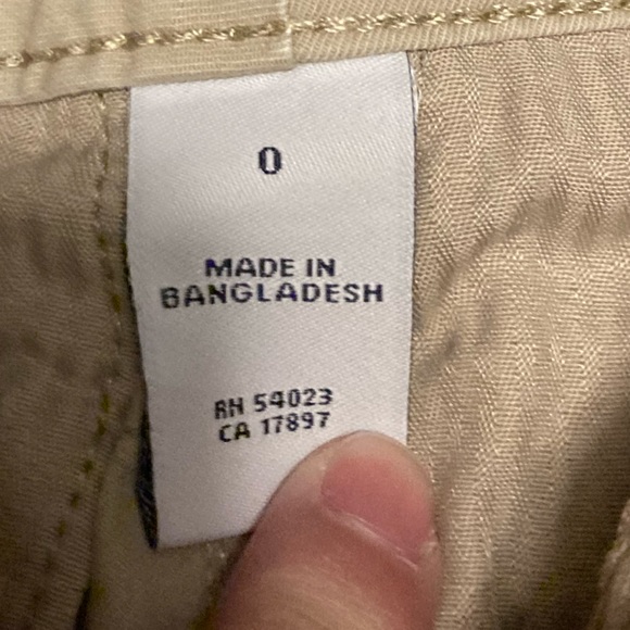 👚(bundle 4 items w/👚for $16)
. Bermuda shorts by GAP - Picture 9 of 11